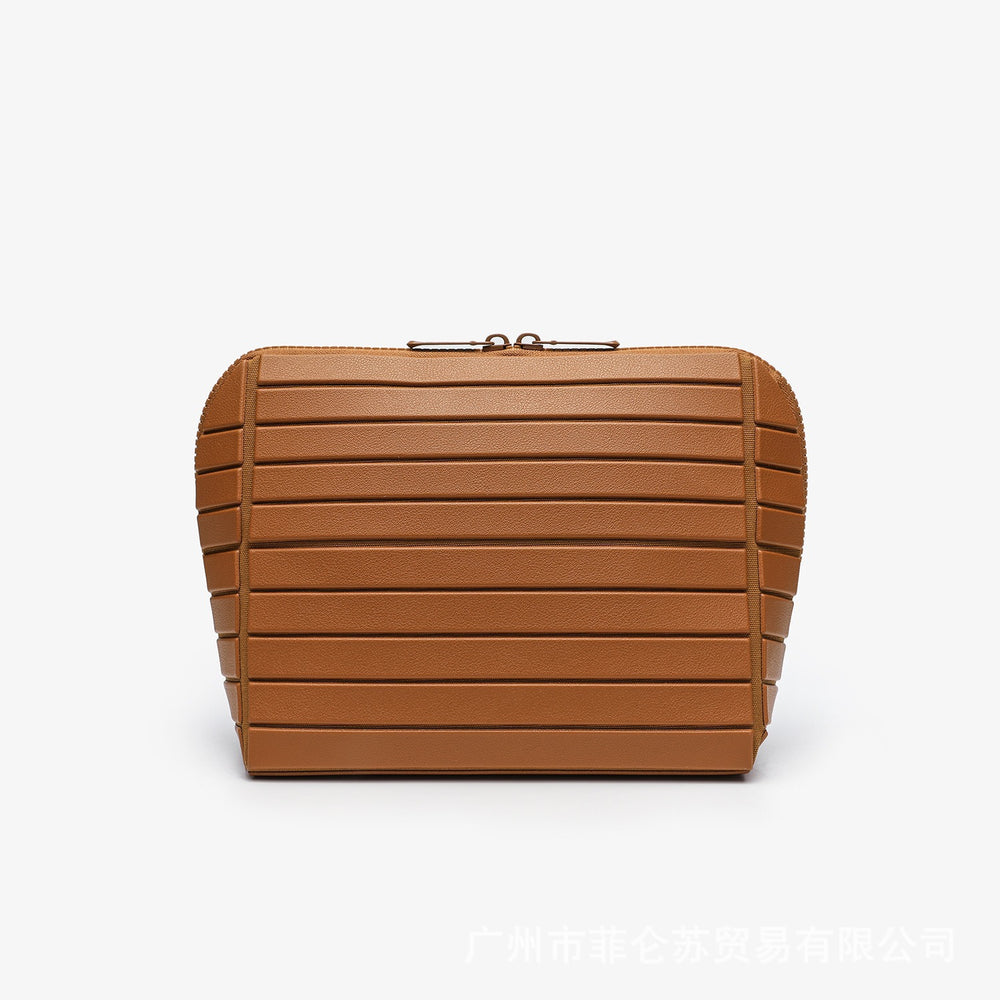 The Large Traveller organized with cosmetics